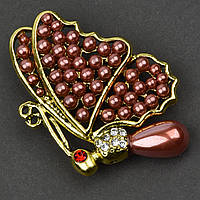 Брошка металева на золотистій основі метелик із перламутровими намистинами та стразами розмір 45х30 мм