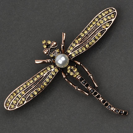 Брошка металева на золотистій основі рожева бабка із золотистими стразами та перлиною розмір 50х65 мм, фото 1
