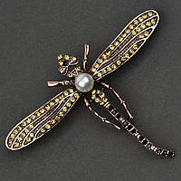 Брошка металева на золотистій основі рожева бабка із золотистими стразами та перлиною розмір 50х65 мм