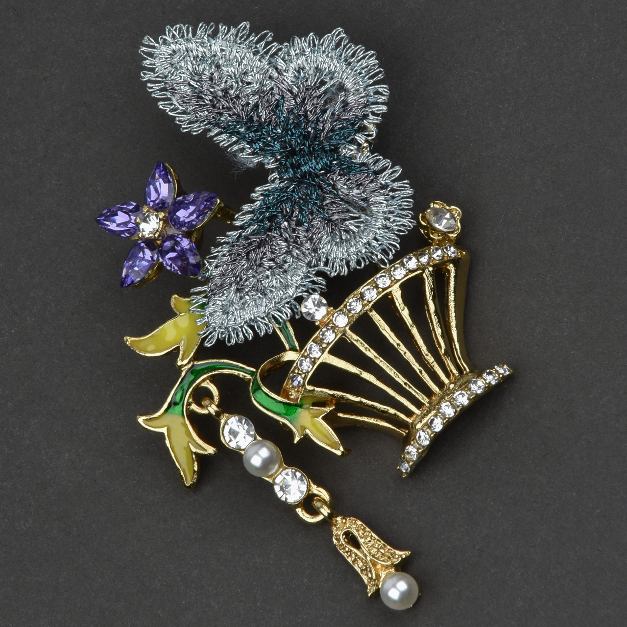 Брошка металева на золотистій основі метелик із квіточками в стразах покрита кольоровою емаллю розмір 50х55 мм