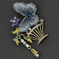 Брошка металева на золотистій основі метелик із квіточками в стразах покрита кольоровою емаллю розмір 50х55 мм