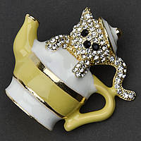 Брошка металева на золотистій основі котик у чайнику зі стразами покрита кольоровою емаллю розмір 35х35 мм