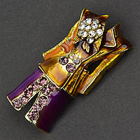 Брошка металева на золотистій основі костюм із кришталевим камінням покрита кольоровою емаллю розмір 40х20 мм