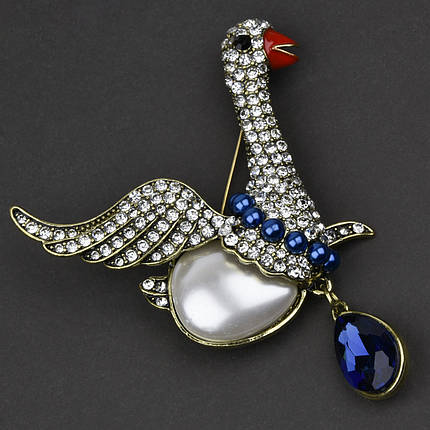 Брошка металева на золотистій основі гусак із білими стразами із синіми намистинами та кристалом розмір 85х65 мм, фото 2