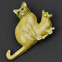 Брошка металева на золотистій основі кішка з кошеням зі стразами покрита кольоровою емаль розмір 35х45 мм