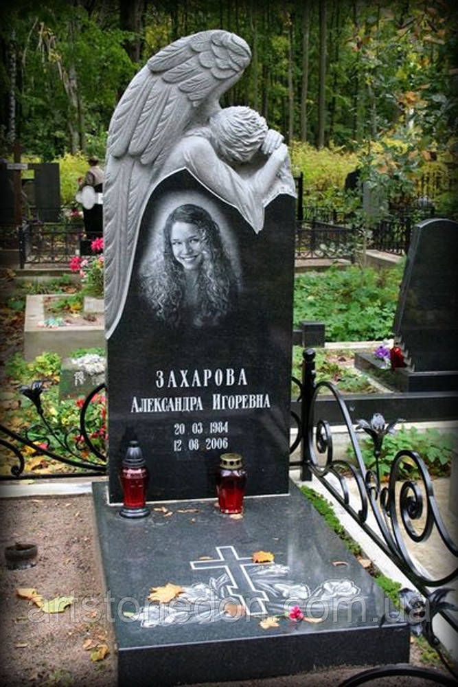 Пам’ятник з різьбленим ангелом No 354
