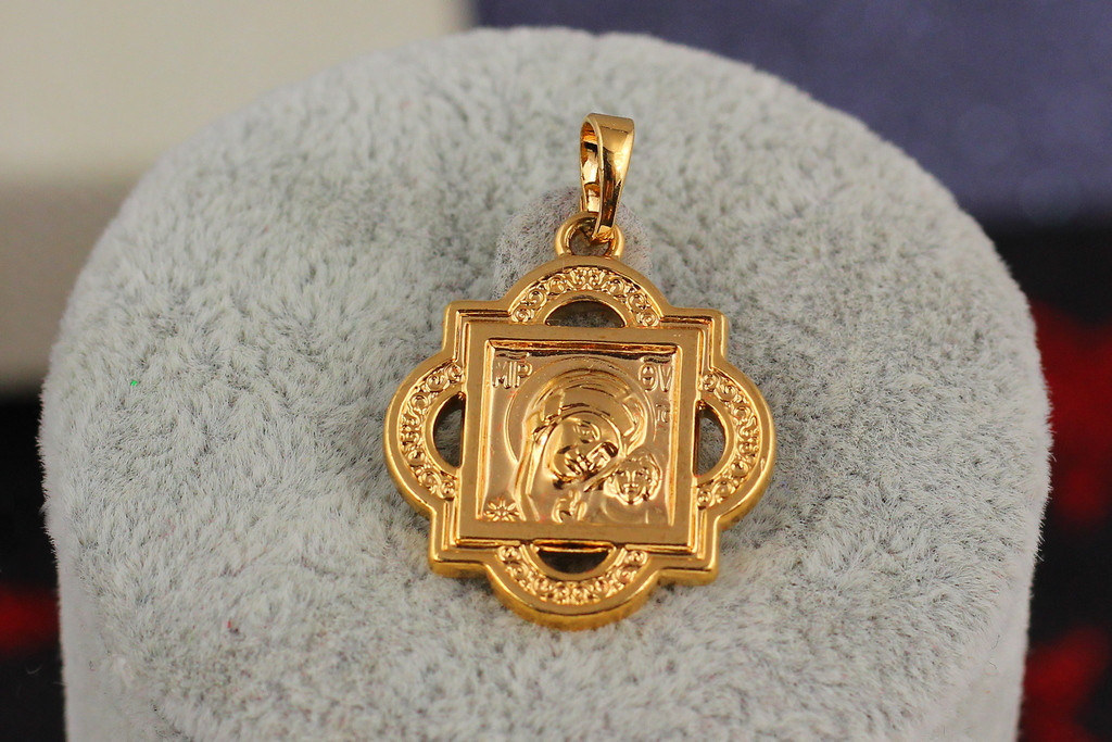 Ладанка Xuping Jewelry квадратна рамка з півкільцями пресвята богородиця 2 см золотиста