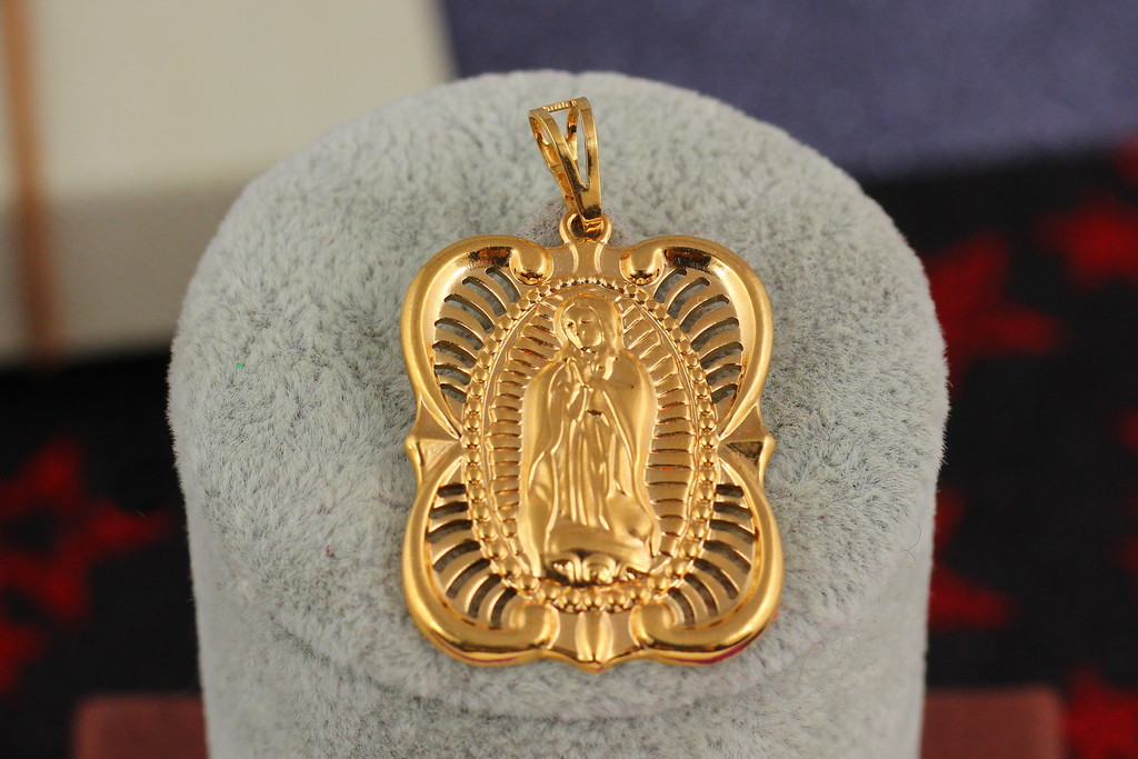 Ладанка Xuping Jewelry овальна края у вигляді крил Марія з руками складеними в молитві 3 см золотиста
