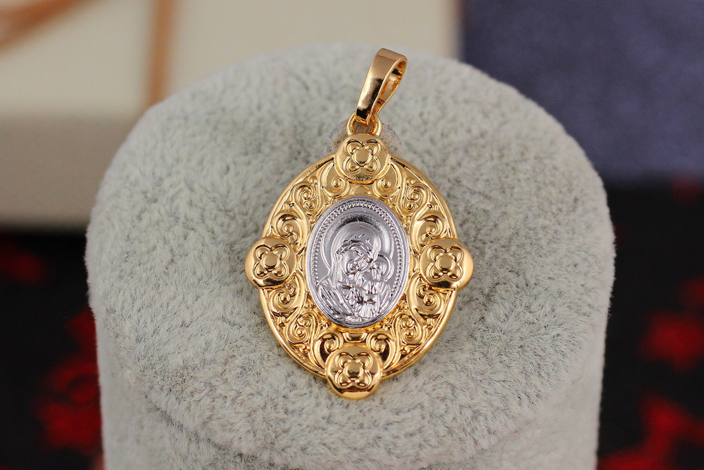Ладанка Xuping Jewelry овальна з хвилястими краями Богородиця схилила голову до немовляті 3 см комбінована