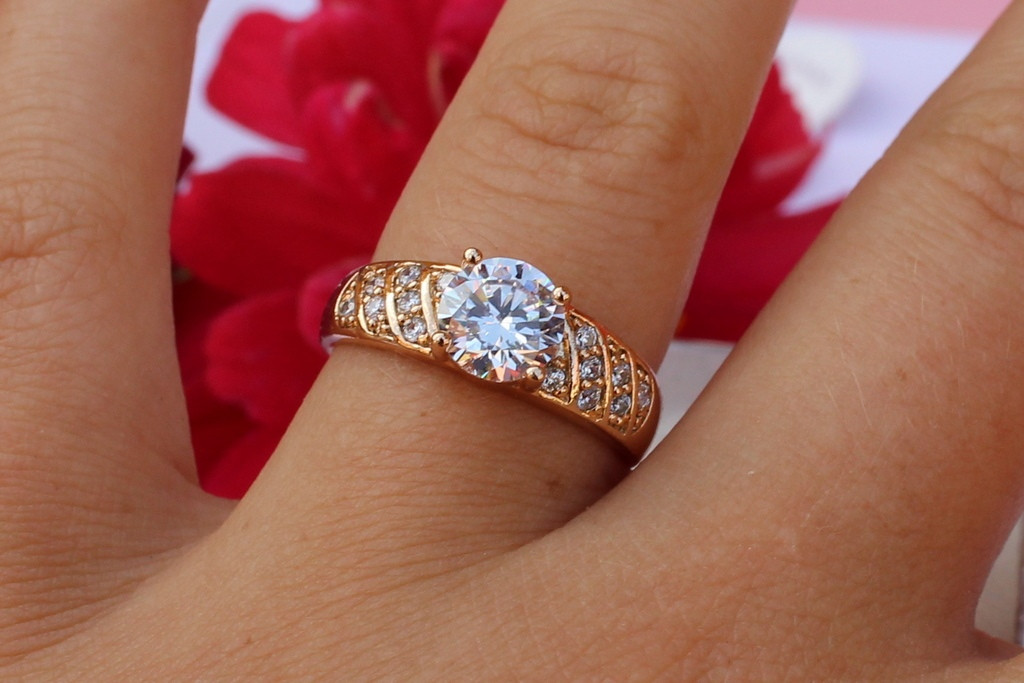 Кільце Xuping Jewelry широке з каменем 7 мм з боків косі доріжки з каменів р 18 золотисте