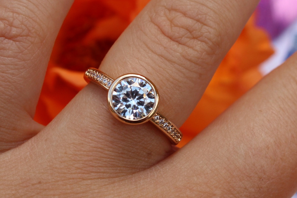Кільце Xuping Jewelry камінь в обідку 8 мм р 20 золотисте