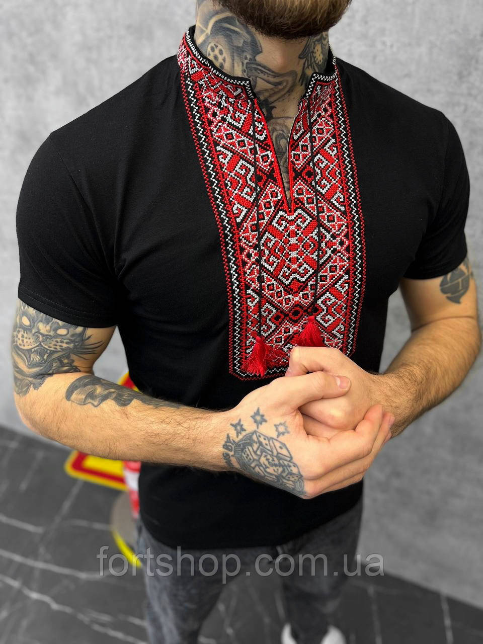 Чоловіча вишиванка футболка чорна з коротким рукавом літня з червоним орнаментом на грудях