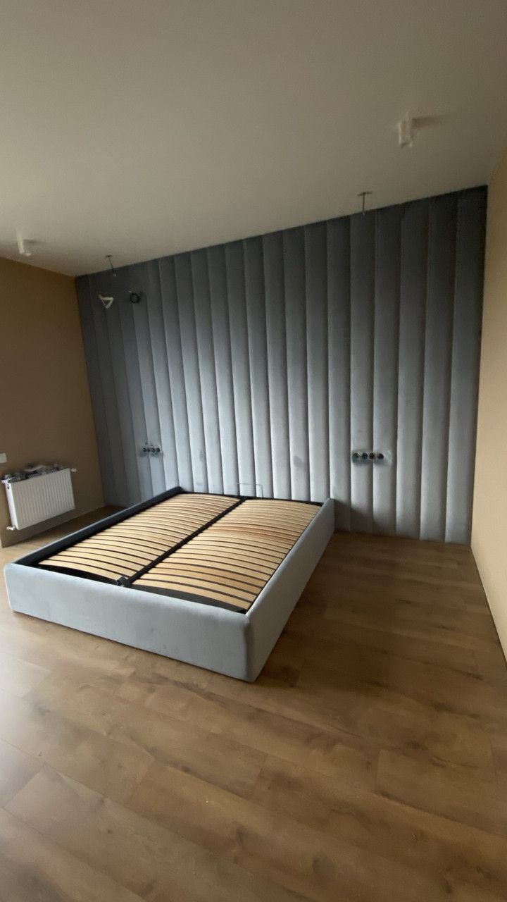 Мʼяка панель та ліжко