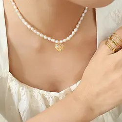 Жіноче кольє-чокер із натуральних перлів з підвіскою у формі серця