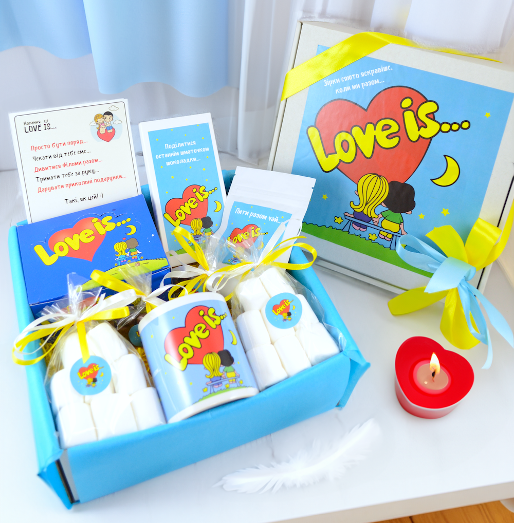 "Love is", подарунок для хлопця чи дівчини, подарунок для закоханих на 14 лютого.
