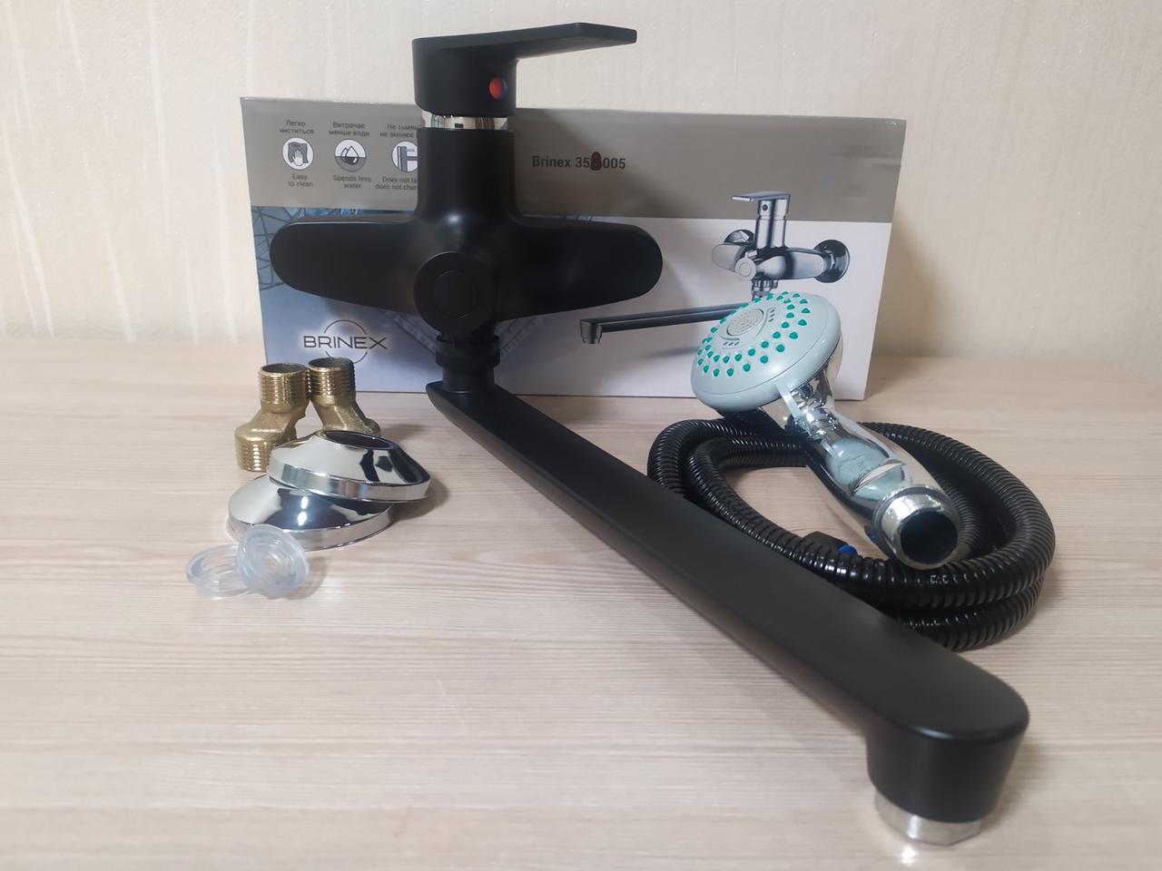 Змішувач для ванни з довгим поворотним гусаком термопластик чорний Brinex 35В005-005 набір з лійкою та шланга, фото 1
