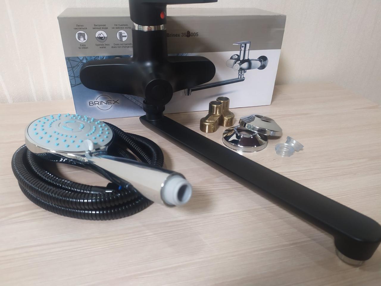 Пластиковий змішувач для ванни з довгим гусаком чорний Brinex 35В005-006 комплект з лійкою та шлангом, фото 1