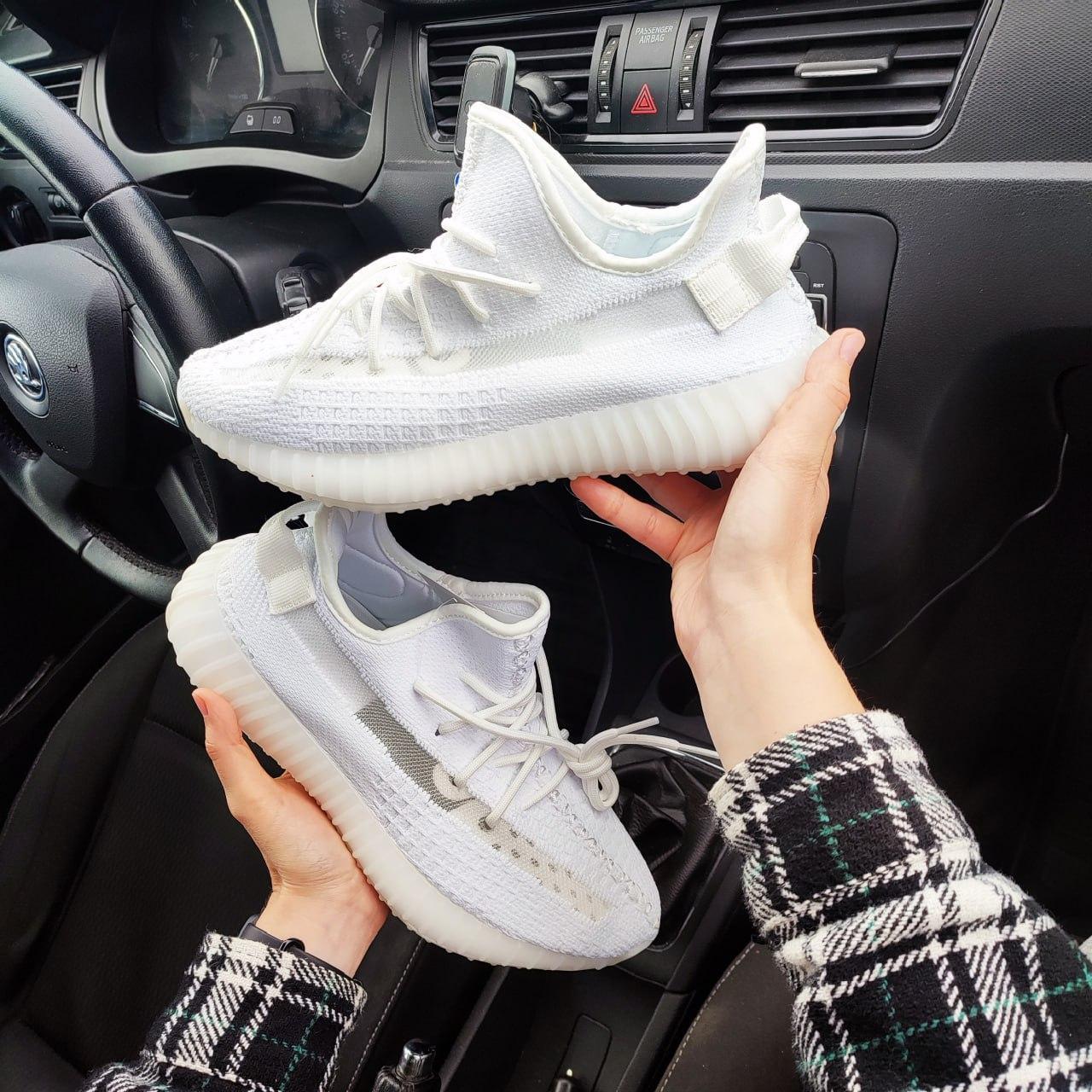 Yeezy total white 2025