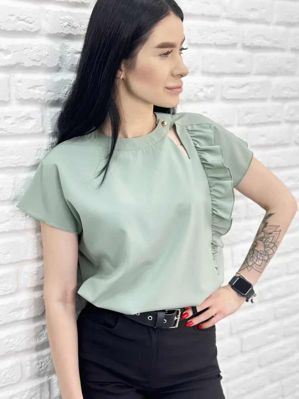 Літня жіноча блуза з невеликим вирізом у горловини