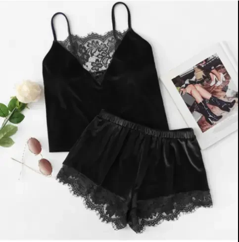 Жіноча піжама зі стрейчевого велюру з мереживом чорного кольору