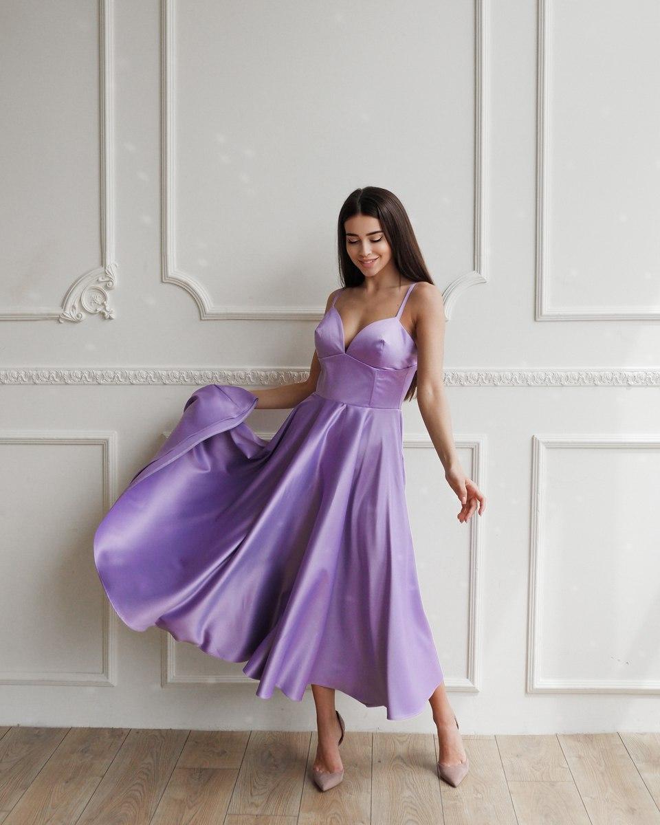 Вечірня бузкова атласна сукня з пишною спідницею міді, фото 1