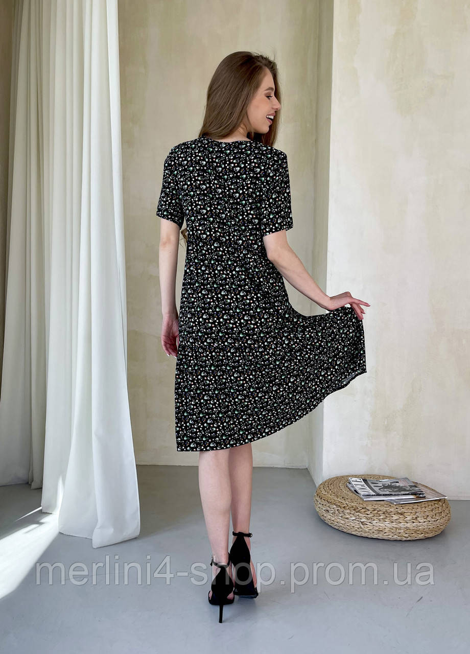 Женское платье до колена с цветочным принтом и коротким рукавом черное, размер 42-44 (S-M) - фото 4 - id-p1864163403