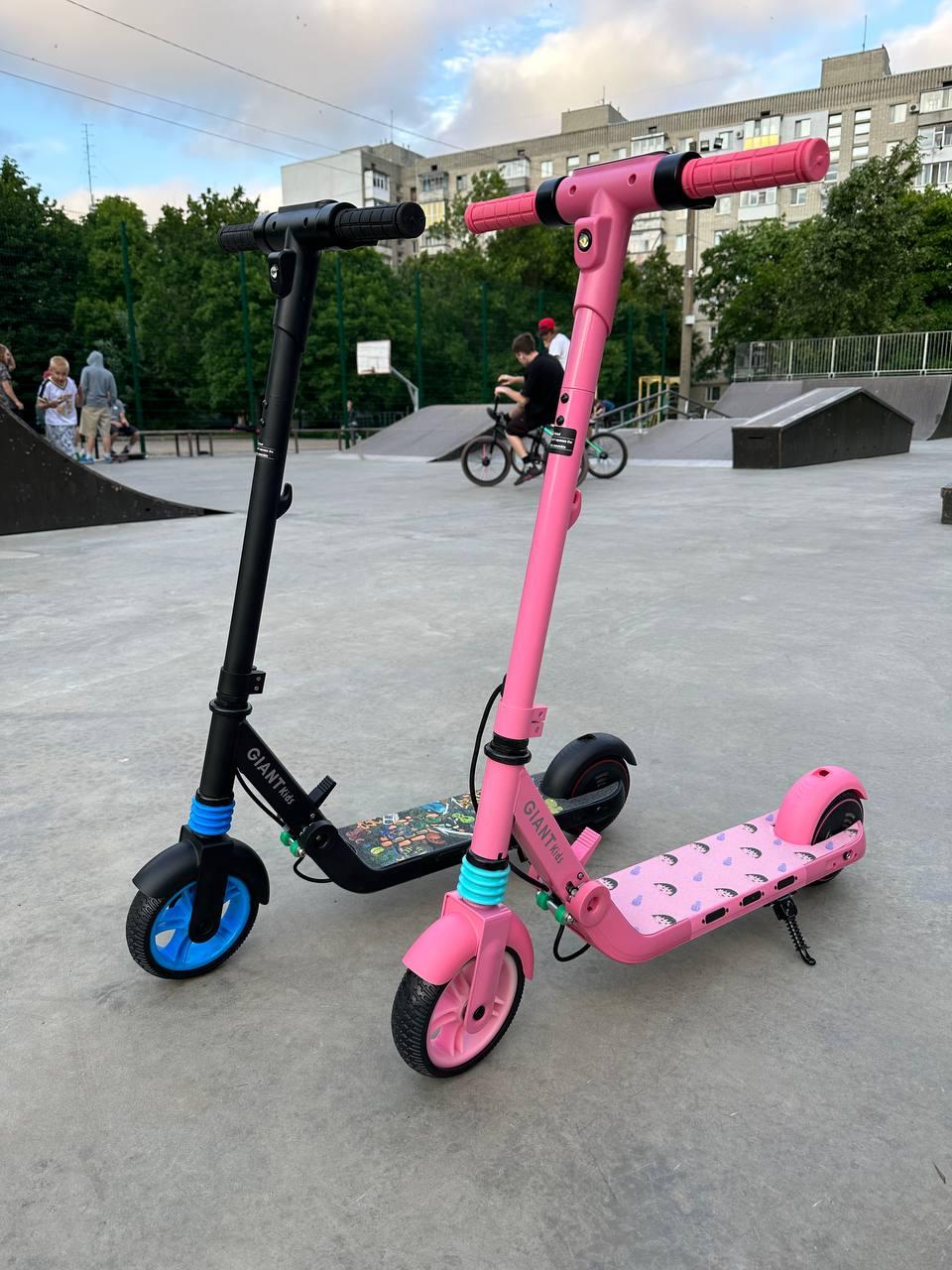 Дитячий електросамокат GIANT Kids E10 Pro + Bluetooth колонка (музика) чорний/рожевий