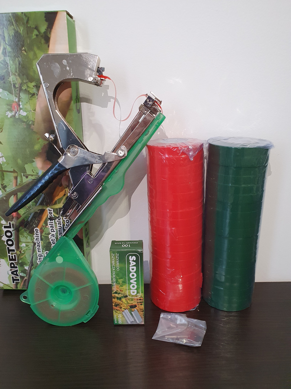 Набір для підв'язування рослин: тапенер TAPETOOL+🟥 20 шт. червоних стрічок+ 🟩20 шт. зелених стрічок + скоби SADOVOD, фото 1