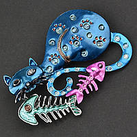 Брошка металева на сріблястій основі котик із рибою покрита кольоровою емаллю розмір 35х55 мм