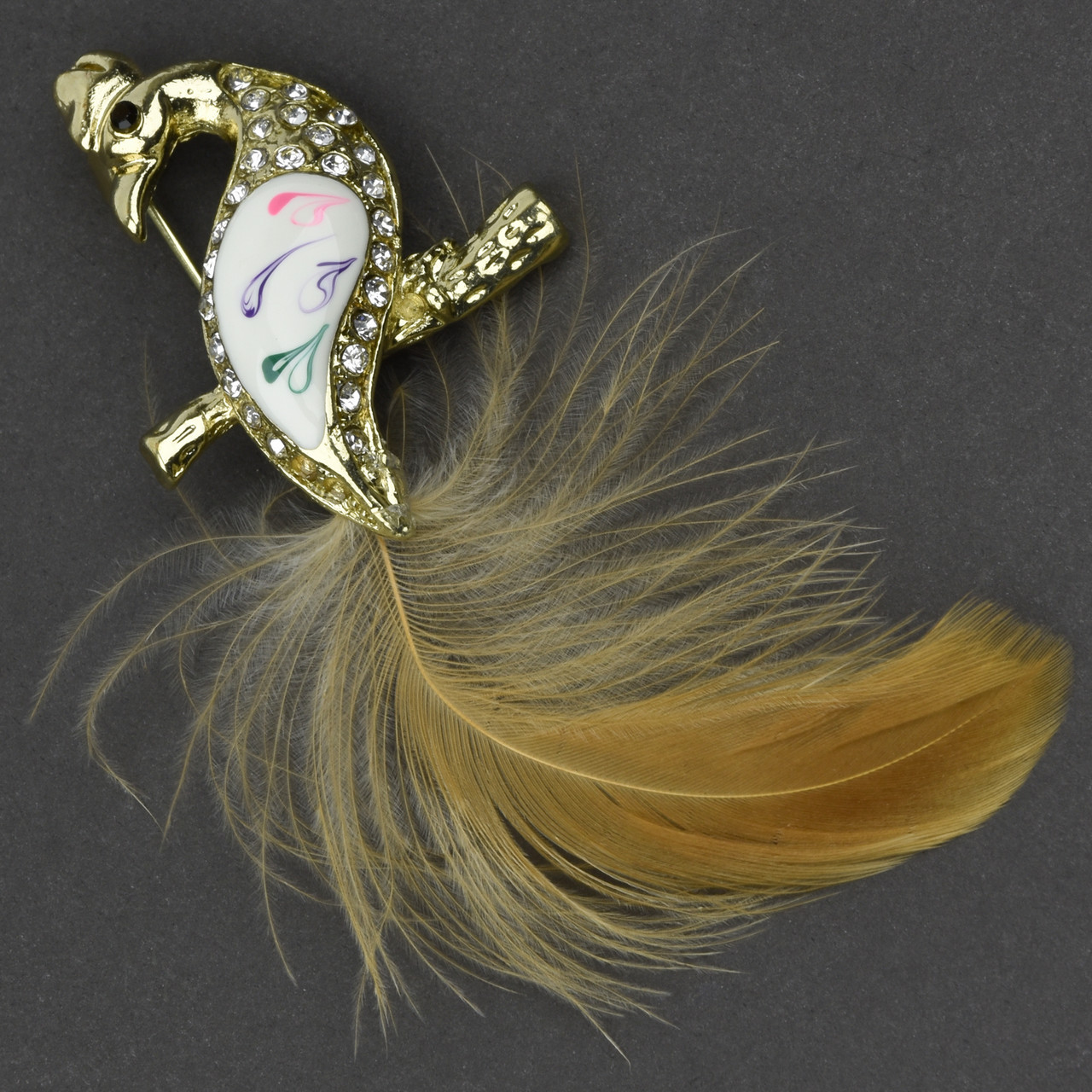 Брошка металева на золотистій основі павич із білими кришталевими камінчиками хвіст пір'їнка розмір 30х40 мм