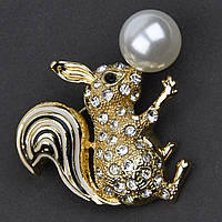 Брошка металева на золотистій основі білизна в білих кристалах із перлинкою розмір 35х35 мм