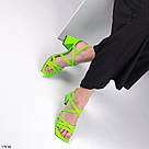 Трендові салатові жіночі шкіряні босоніжки на підборах, фото 3