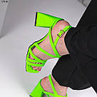 Трендові салатові жіночі шкіряні босоніжки на підборах, фото 9