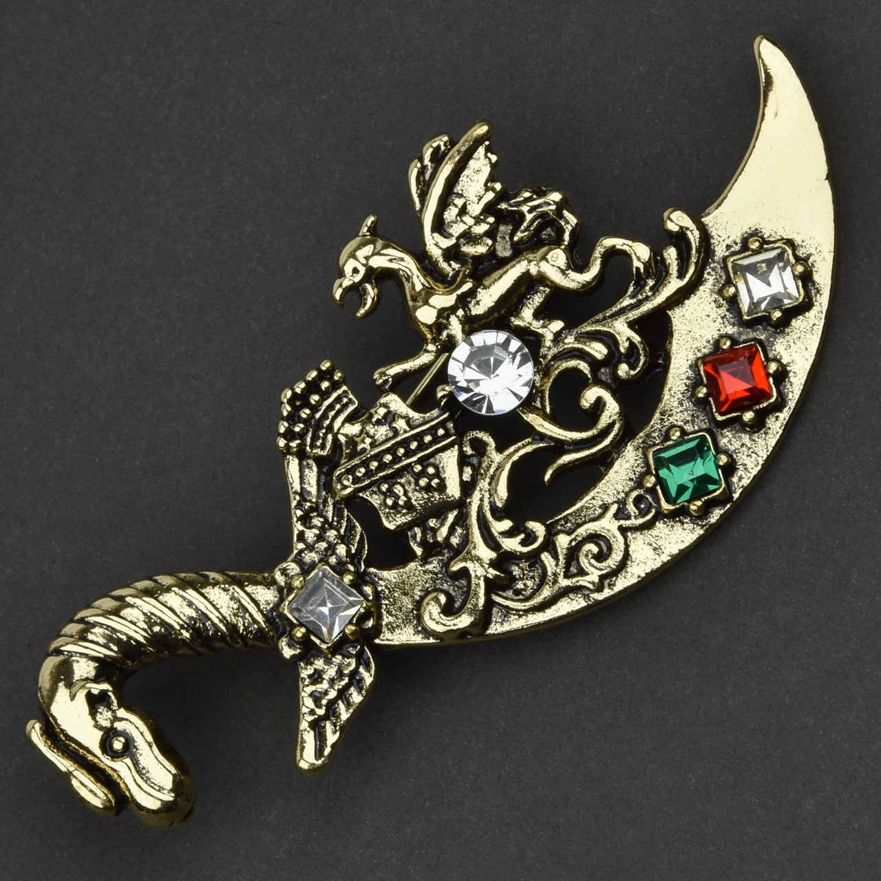 Брошка металева на золотистій основі кинджал із драконом із різнобарвними кристалами розмір 35х70 мм - фото 1 - id-p1864895664