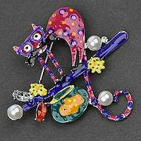 Брошка металева на сріблястій основі котик в окулярах із рибою покрита кольоровою емаллю розмір 55х55 мм