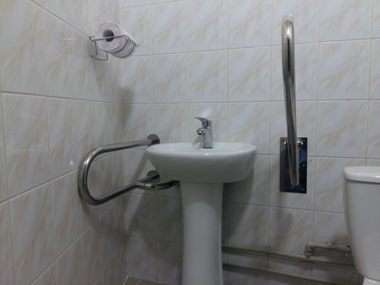 Поручні настінні відкидні для інвалідів із тримачем паперу, ручка ⁇ 32 мм, неіржавка сталь (700 мм).