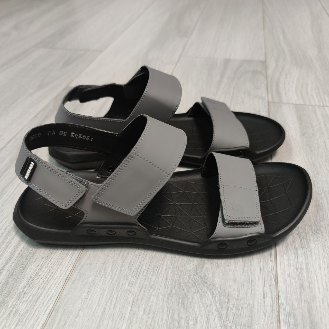 Чоловічі сандалі сірого кольору