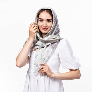 Тоненька кашемірова хустка розміром 100х100см з абстрактним принтом