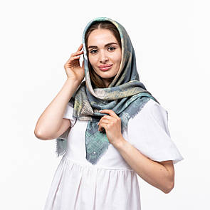 Тоненька кашемірова хустка розміром 100х100см з абстрактним принтом