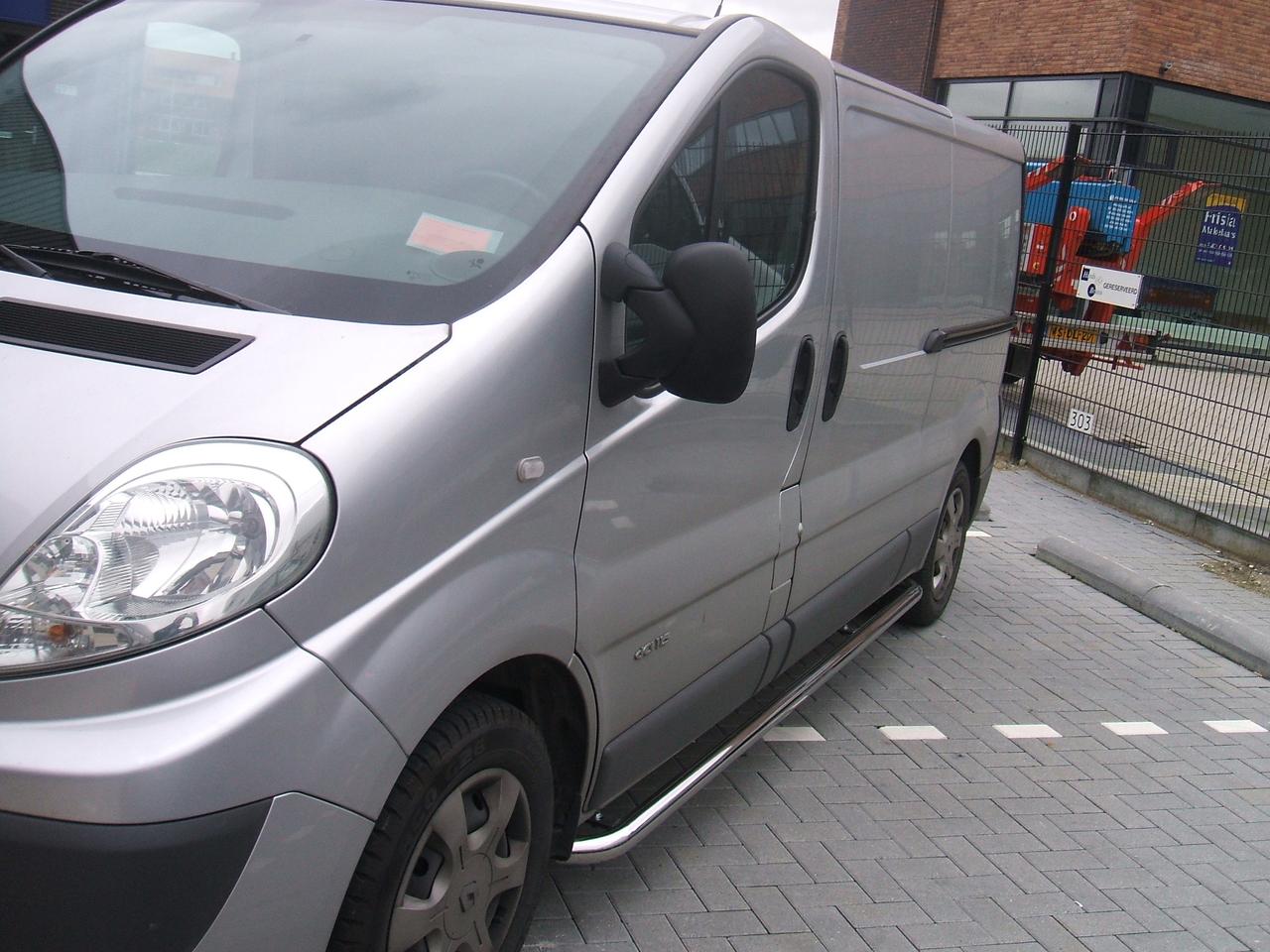 Підніжки майданчик Opel Vivaro 2001-2014+ Захист бічних порогів
