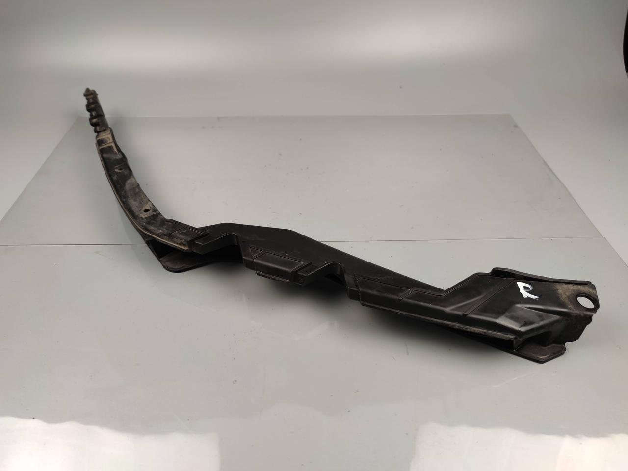 Кріплення бампера переднє праве Skoda Octavia A5 1z0807184