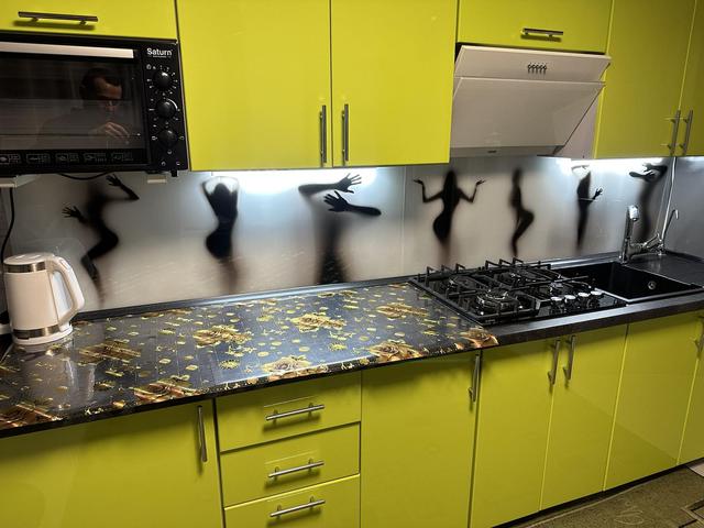 Skynaly-z-fotodrukom-syluetiv-divchat-za-sklom