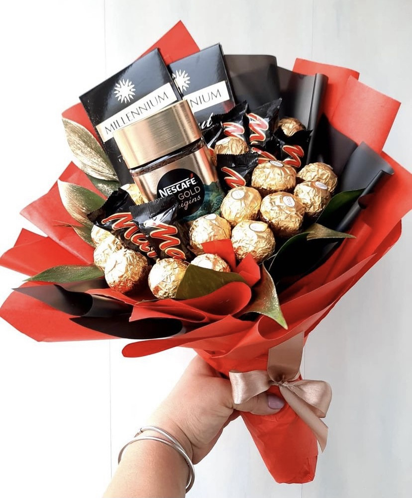 Букет з цукерок Ferrero Ферреро Роше, Mars, шоколаду Millennium і кавою Nescafé Gold 190 г. червоний