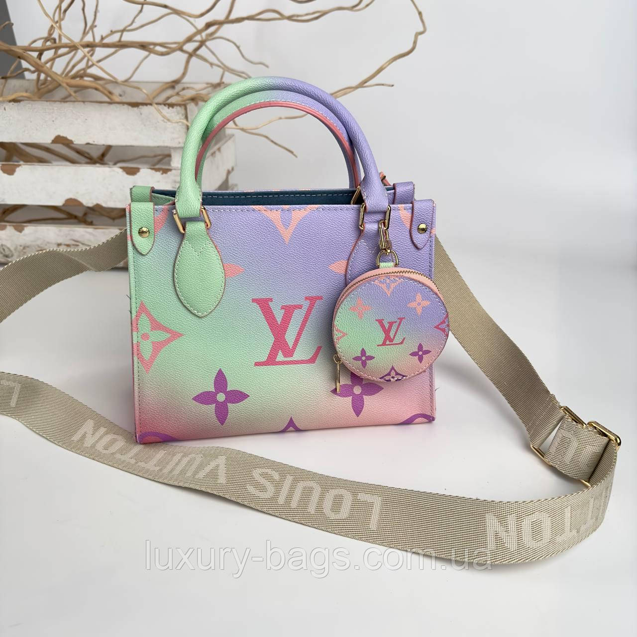 Яскрава новиночка — сумка Louis Vuitton (люкс-якість)