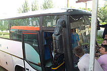 Изготовление и замена лобового стекла на автобусе Mercedes O 304 в Никополе (Украина) 5