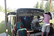 Изготовление и замена лобового стекла на автобусе Mercedes O 304 в Никополе (Украина) 6