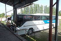Изготовление и замена лобового стекла на автобусе Mercedes O 304 в Никополе (Украина) 7