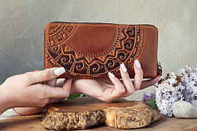 Шкіряний клатч на блискавці жіночий з орнаментом тисненням  Чуматьський шлях  світло-коричнева   | гаманець на змійці