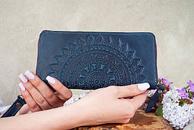 Шкіряний клатч на блискавці жіночий з орнаментом тисненням Сонце синій   | гаманець на змійці