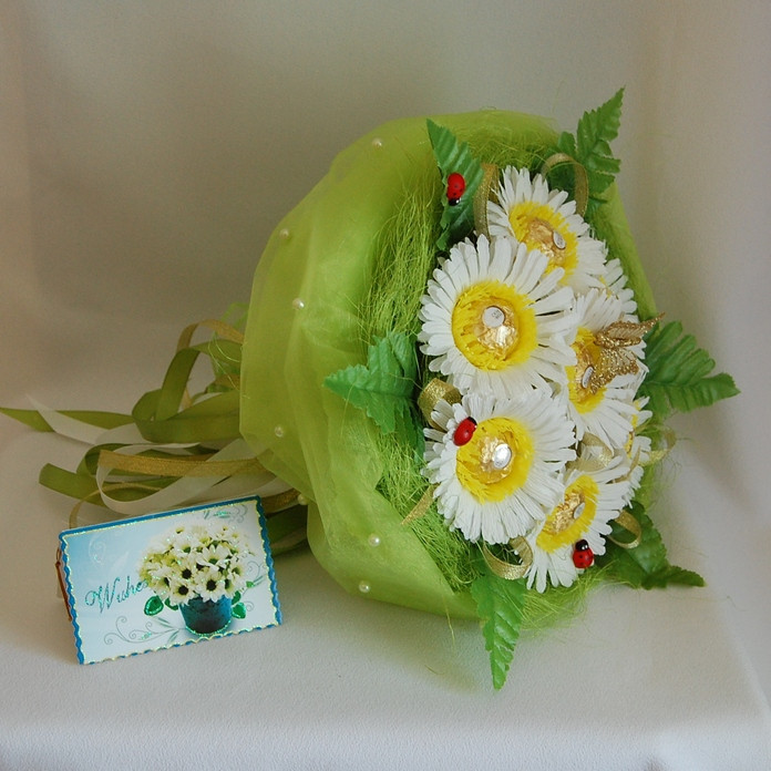 Букет з цукерок Ferrero паперові ромашки Ферреро Роше (7 шт.), в руку білий, фото 1